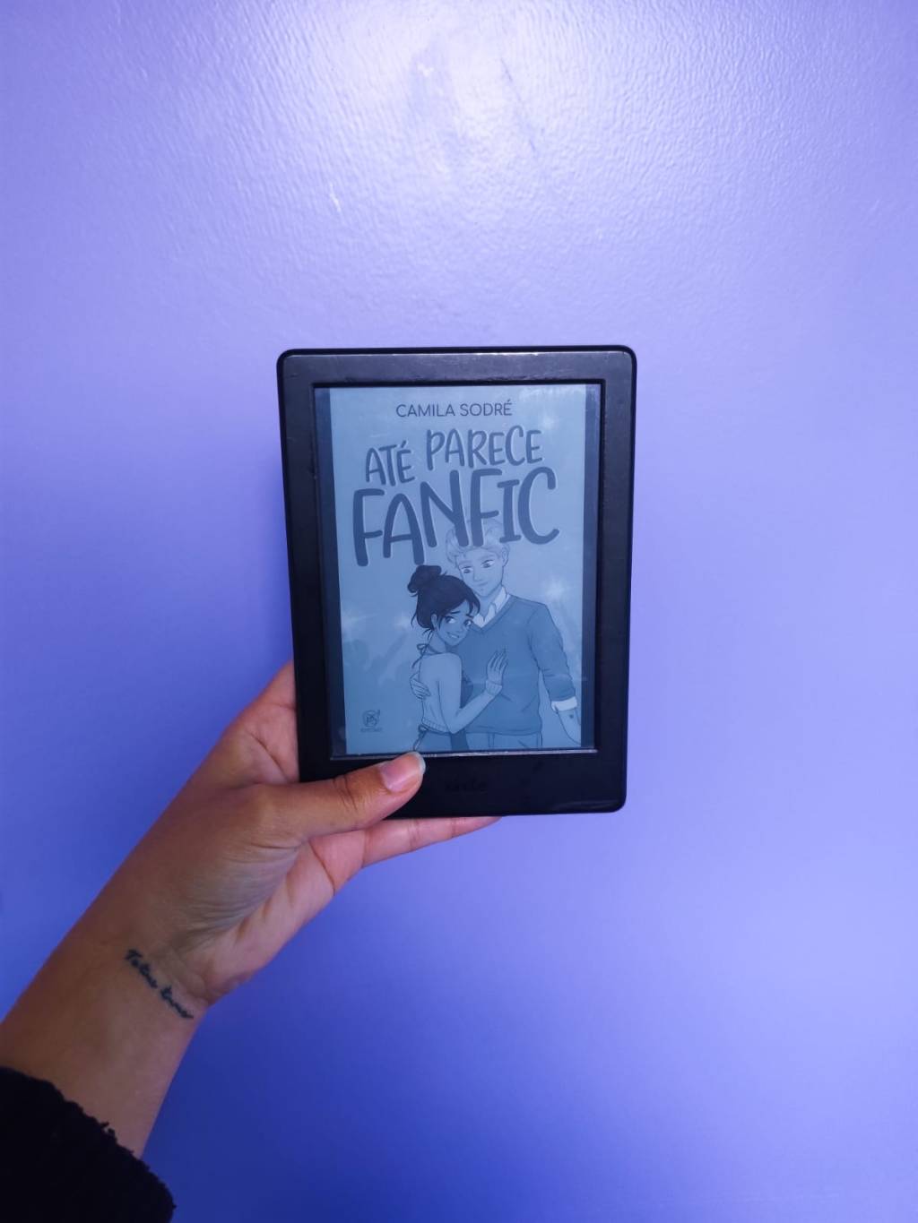 Resenha: Até Parece Fanfic – Romance com Boyband, Fake Dating e Enemies to&nbsp;Lovers